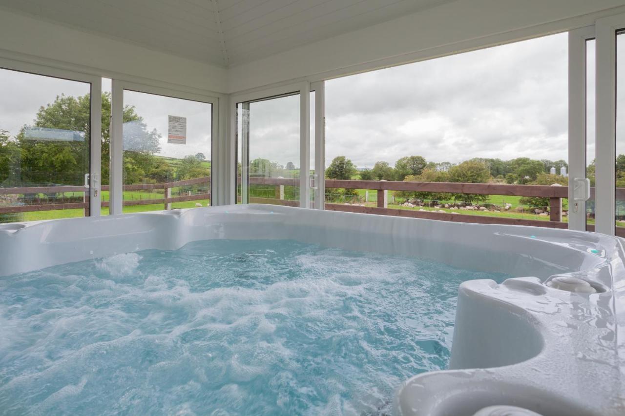 Вилла Beautiful Mountain Views & Private Hot Tub Kilcoo Экстерьер фото
