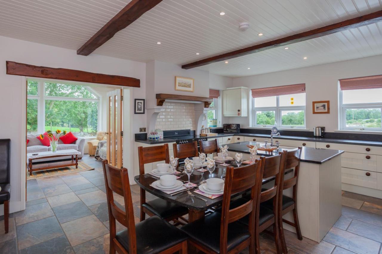 Вилла Beautiful Mountain Views & Private Hot Tub Kilcoo Экстерьер фото