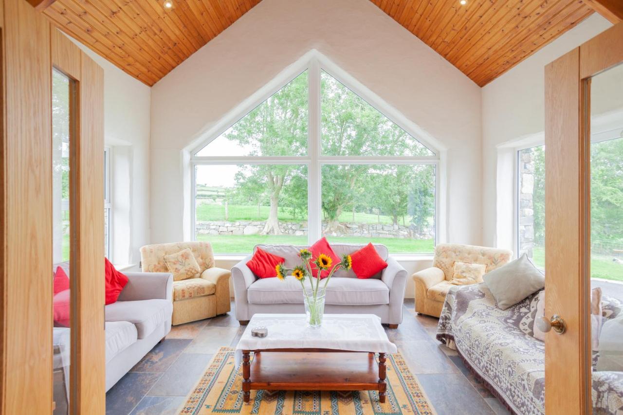 Вилла Beautiful Mountain Views & Private Hot Tub Kilcoo Экстерьер фото