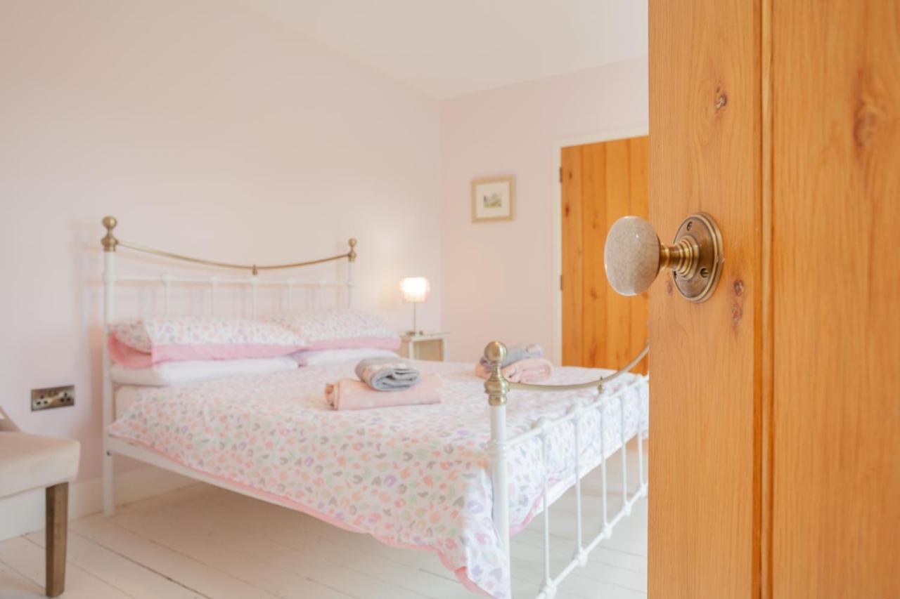 Вилла Beautiful Mountain Views & Private Hot Tub Kilcoo Экстерьер фото