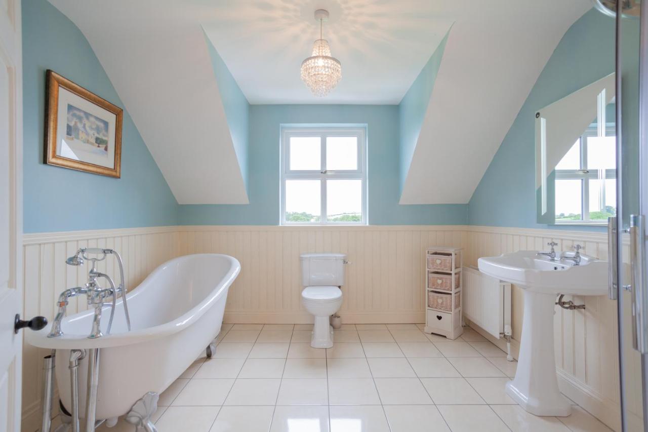 Вилла Beautiful Mountain Views & Private Hot Tub Kilcoo Экстерьер фото