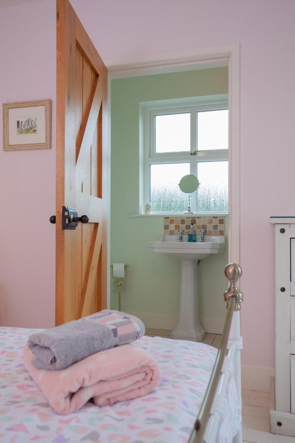 Вилла Beautiful Mountain Views & Private Hot Tub Kilcoo Экстерьер фото
