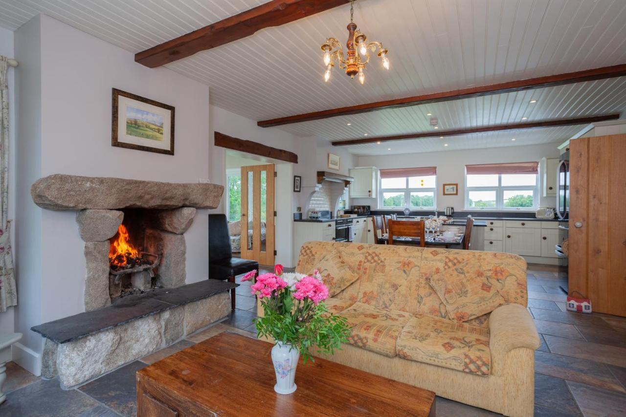 Вилла Beautiful Mountain Views & Private Hot Tub Kilcoo Экстерьер фото